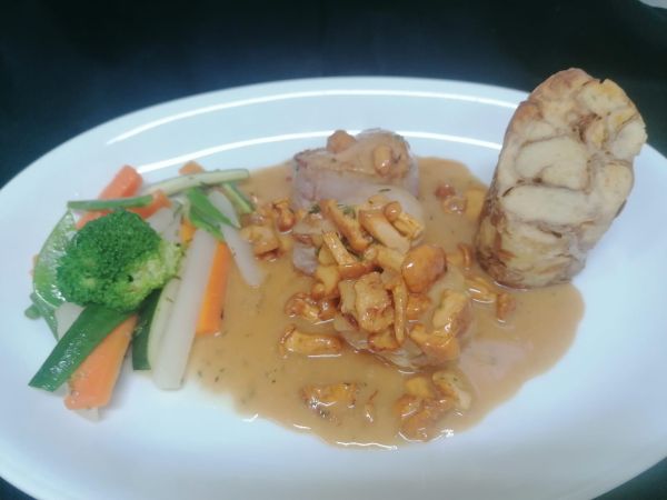 Schweinefilet mit Pfifferlingen & Brezenknödel - 
