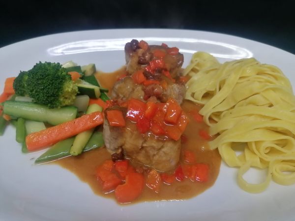 Schweinefilet mit Paprika-Rahmsauce - Schweinefilet mit Paprika-Rahmsauce -