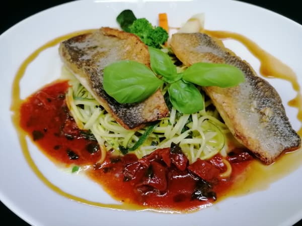 Wolfbarsch mit Zucchini-Nudeln und Tomate - Wolfbarsch mit Zucchini-Nudeln und Tomate -
