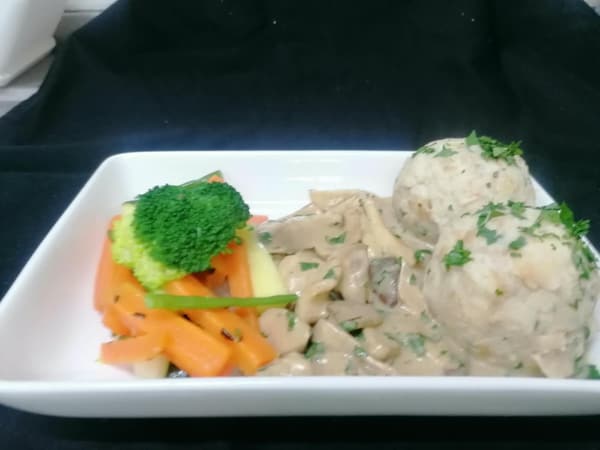Steinpilze mit Semmelknödel - Steinpilze mit Semmelknödel -